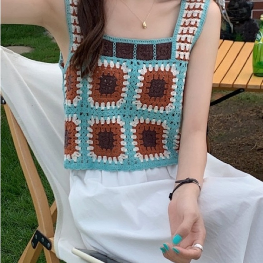 Ultra Pink Crocheted Granny Square
Crop Tank Top Brown Aqua White Size Large